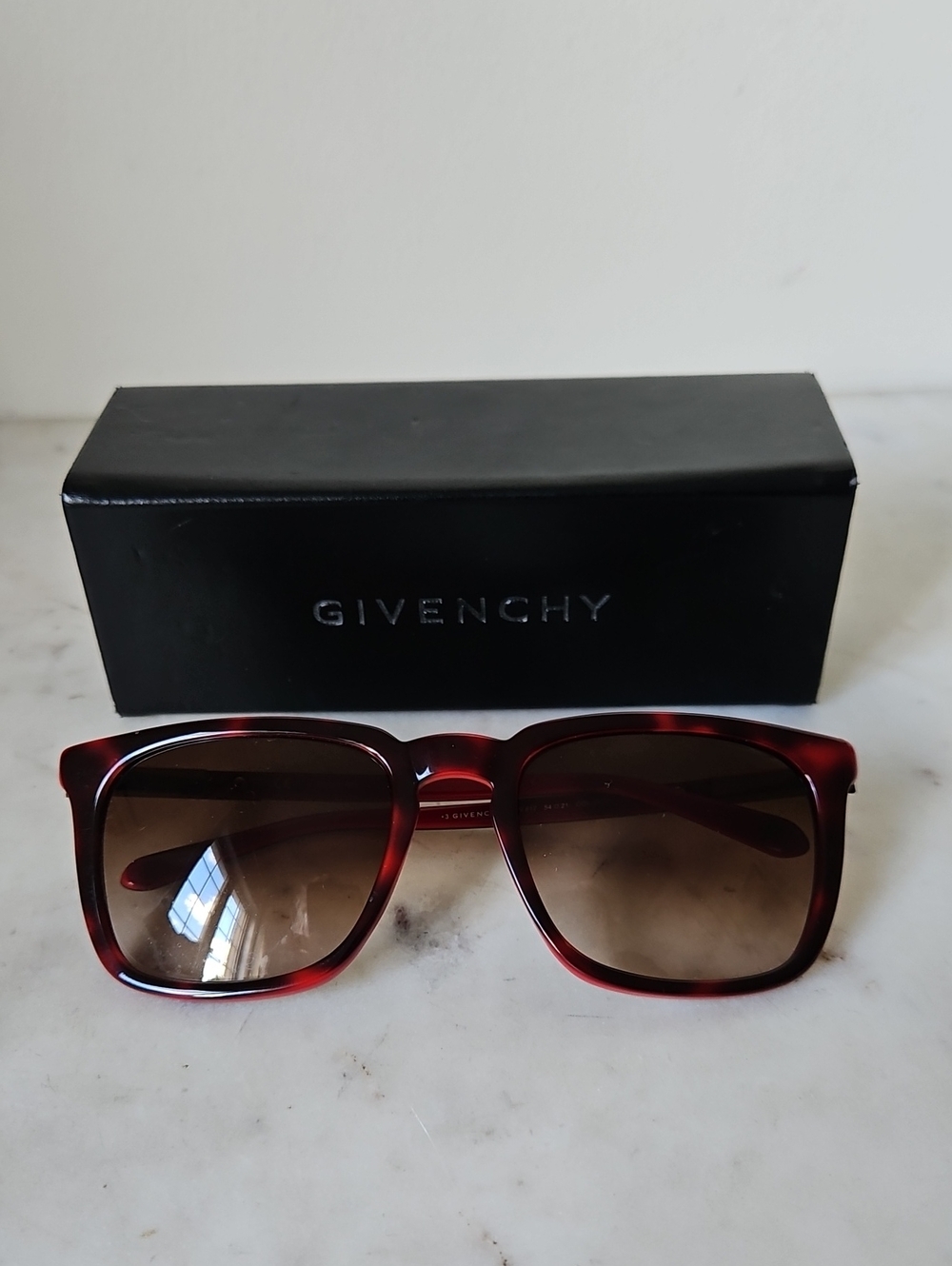 GIVENCHY: Lipstick Red SVG817 Tortoiseshell Square Sunglasses